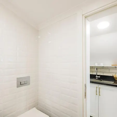 Appartement Rooftop Studio W/ac 5 Min To Tophane Tram Station Istanboel